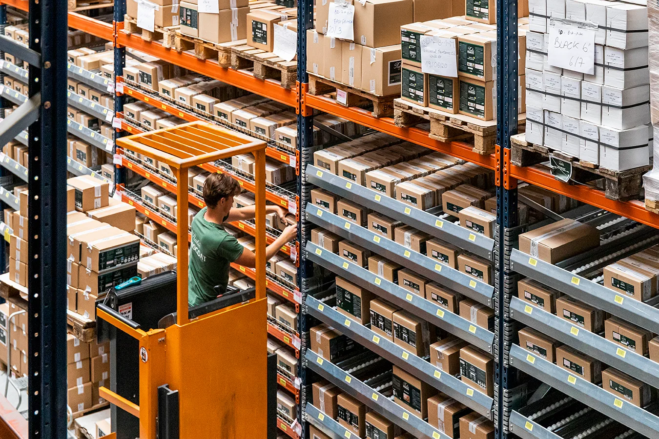 Magazijn van Rubio Monocoat in Izegem, een orderpicker haalt dozen uit de stelling