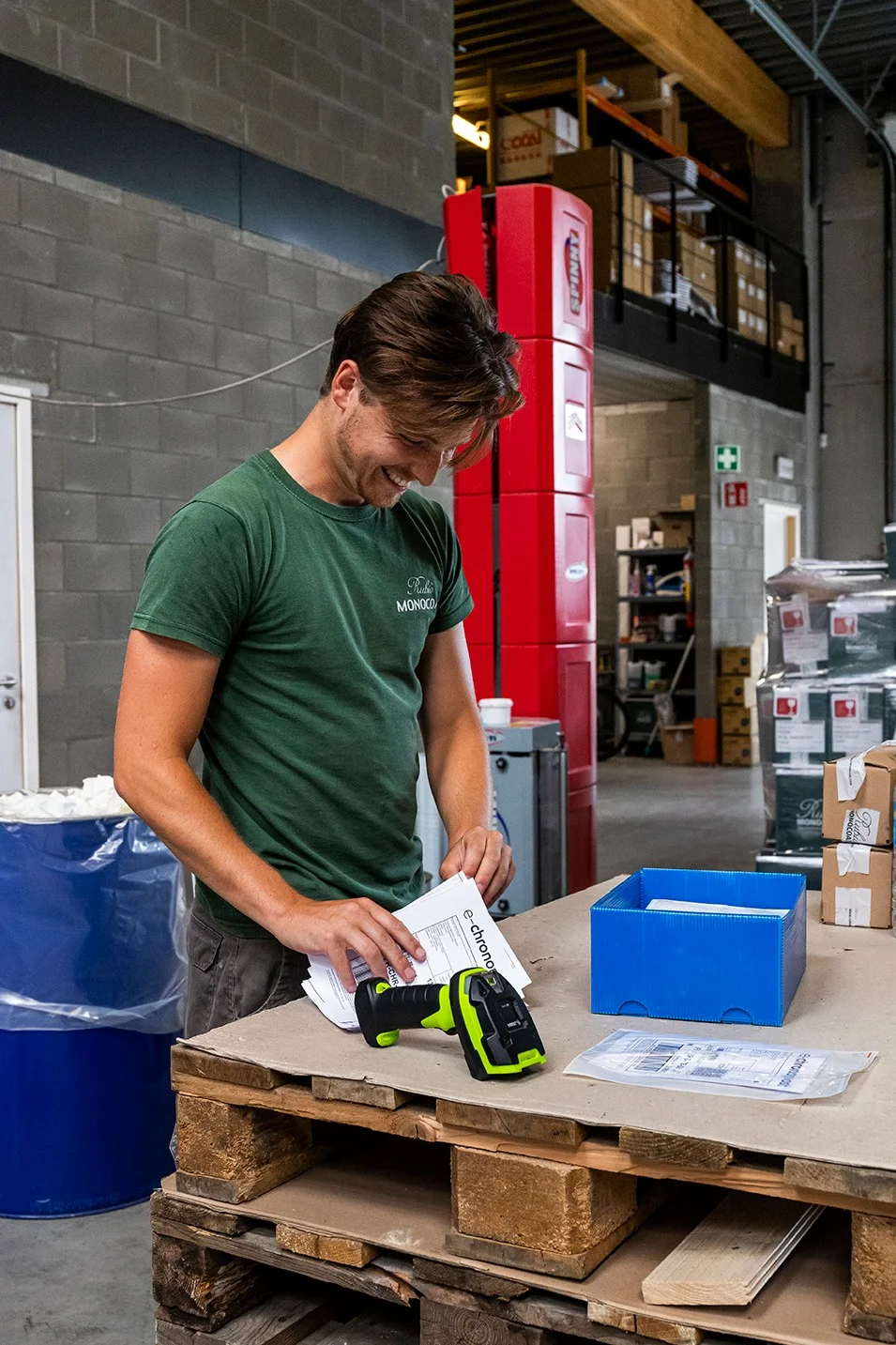 Medewerker van Rubio Monocoat aan het werk in de productiehal in Izegem