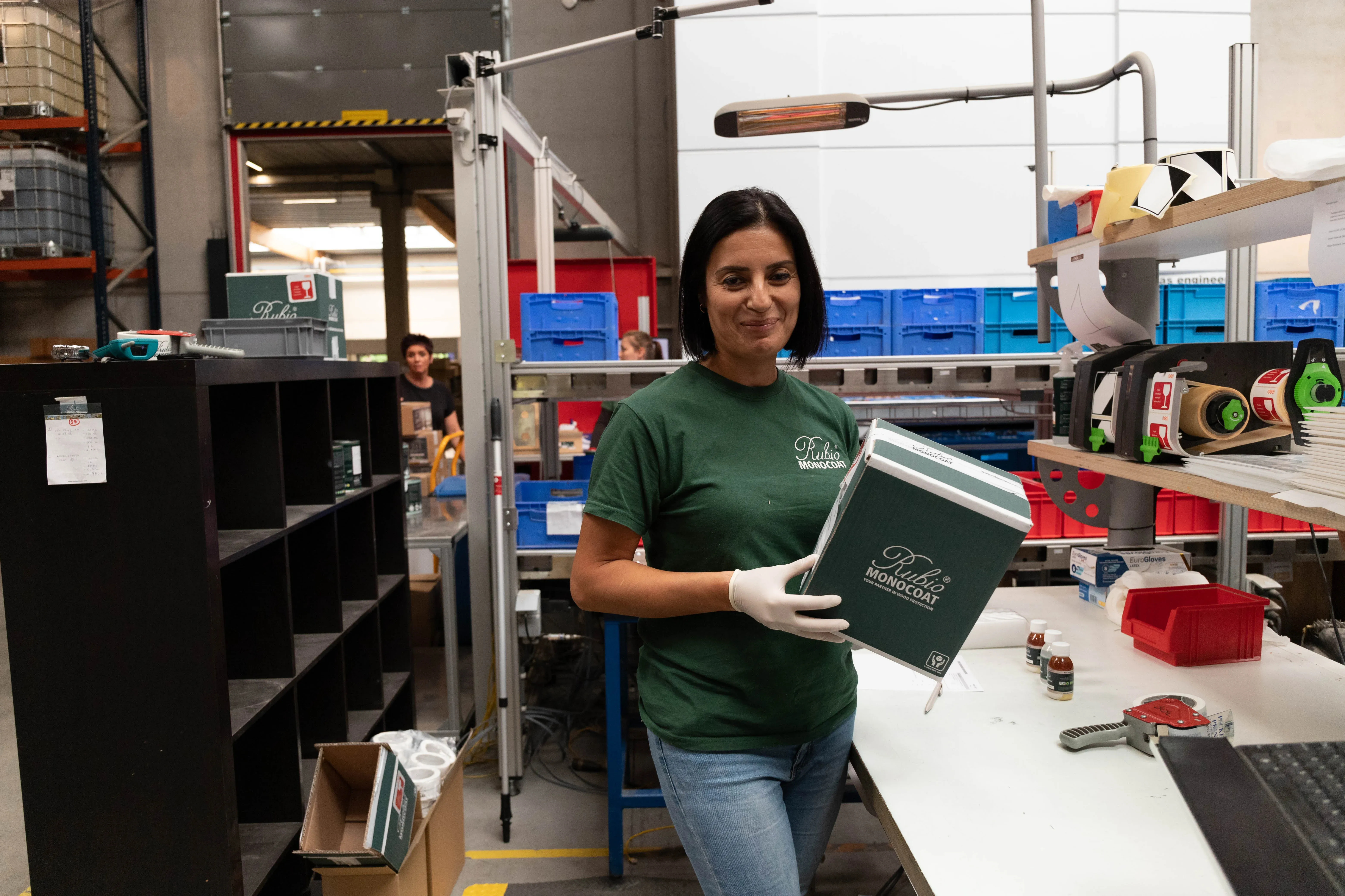 Orderpicker van Rubio Monocoat aan het werk in het magazijn in Izegem